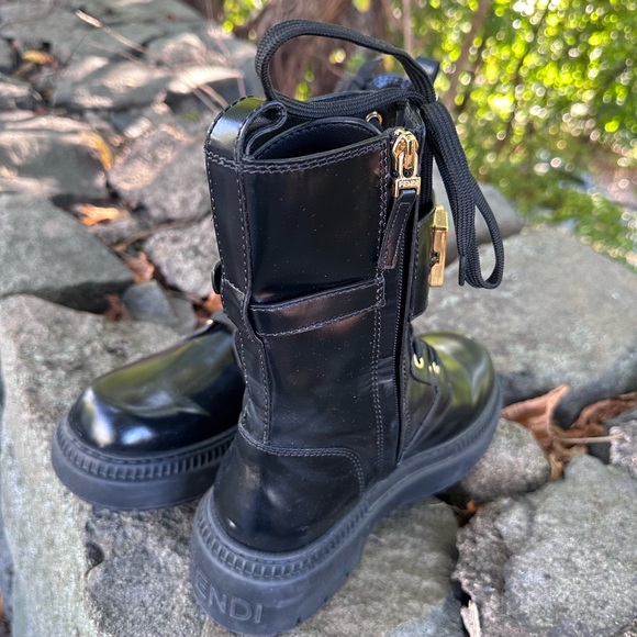 Fendi
Fendigraphy Logo-Cuff Biker Booties sz 38.5 - Picture 8 of 13